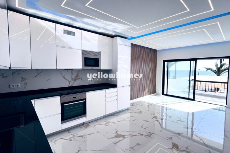 T3 Renovado na 1 Linha de Praia com Vista Mar